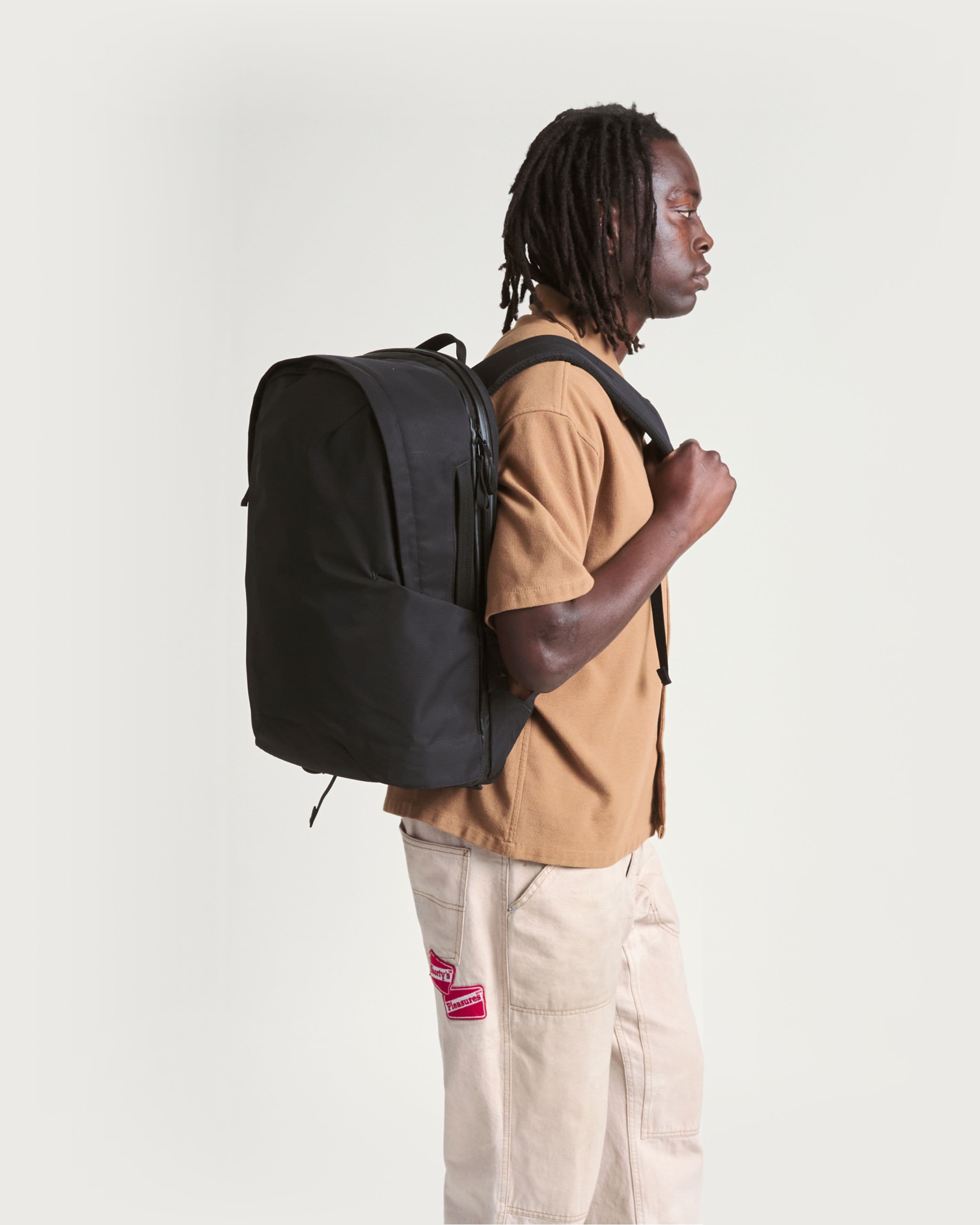 Keeps its silhouette no matter how much you pack.
